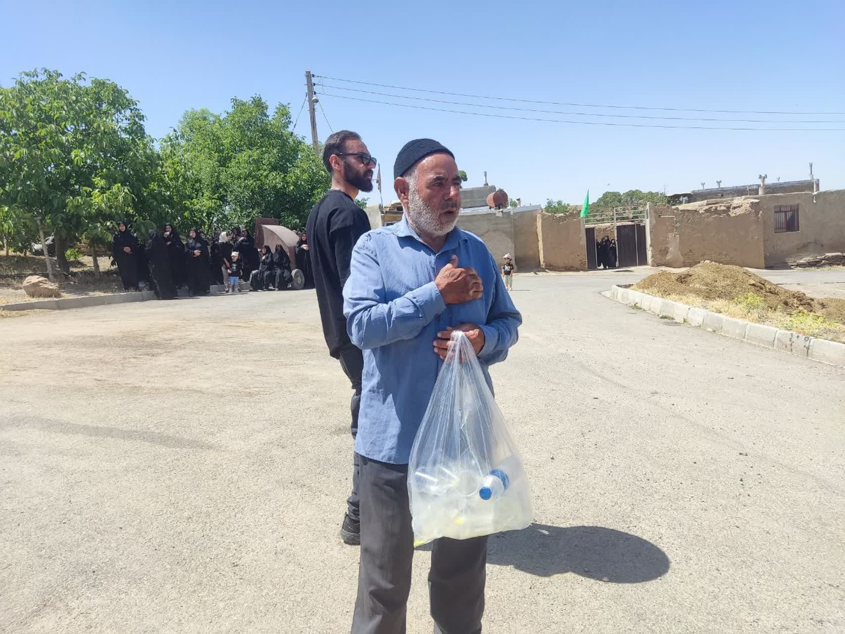 تلاش برای حفظ پاکی زمین حتی در روز عاشورا تلاش برای حفظ پاکی زمین حتی در روز عاشورا